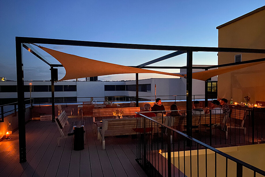 Die Dachterrasse der SGO Business School in romantischem Abendlicht.