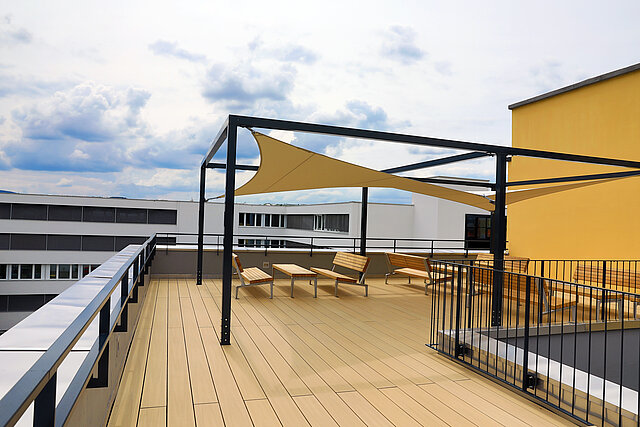 Die Dachterrasse der SGO Business School mit Sonnensegel