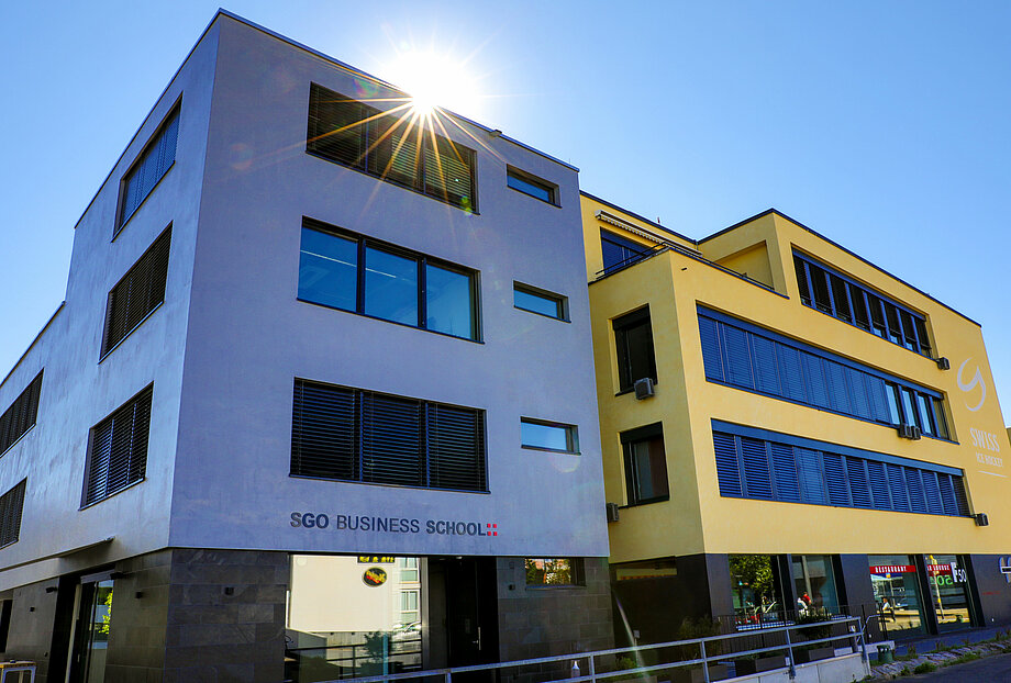 Der Haupteingang der SGO Business School in Glattbrugg