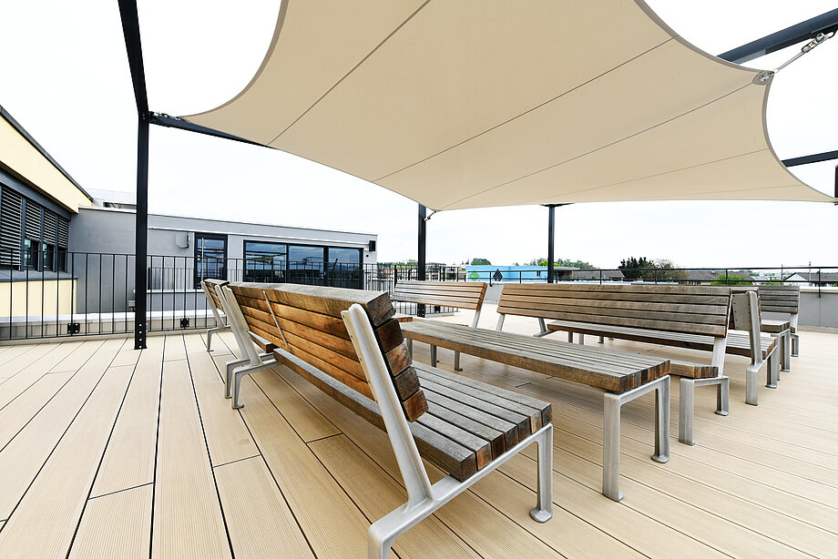 Die Dachterrasse der SGO Business School mit Sitzgelegenheiten unter dem Sonnensegel
