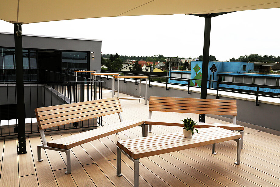 Die Dachterrasse der SGO Business School mit Sonnensegel und Pflanze