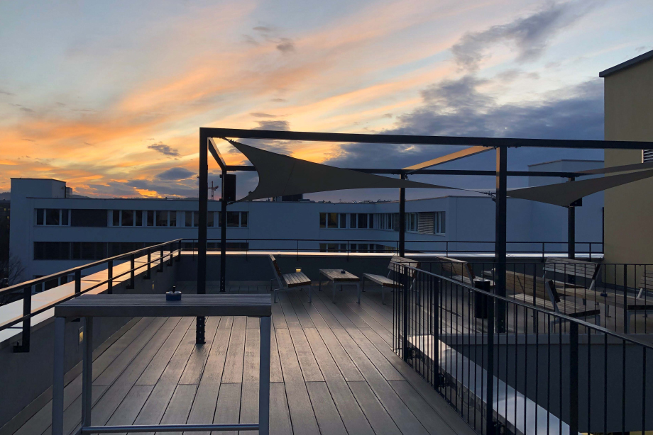 Die Dachterrasse der SGO Business School mit romantischem Sonnenuntergang